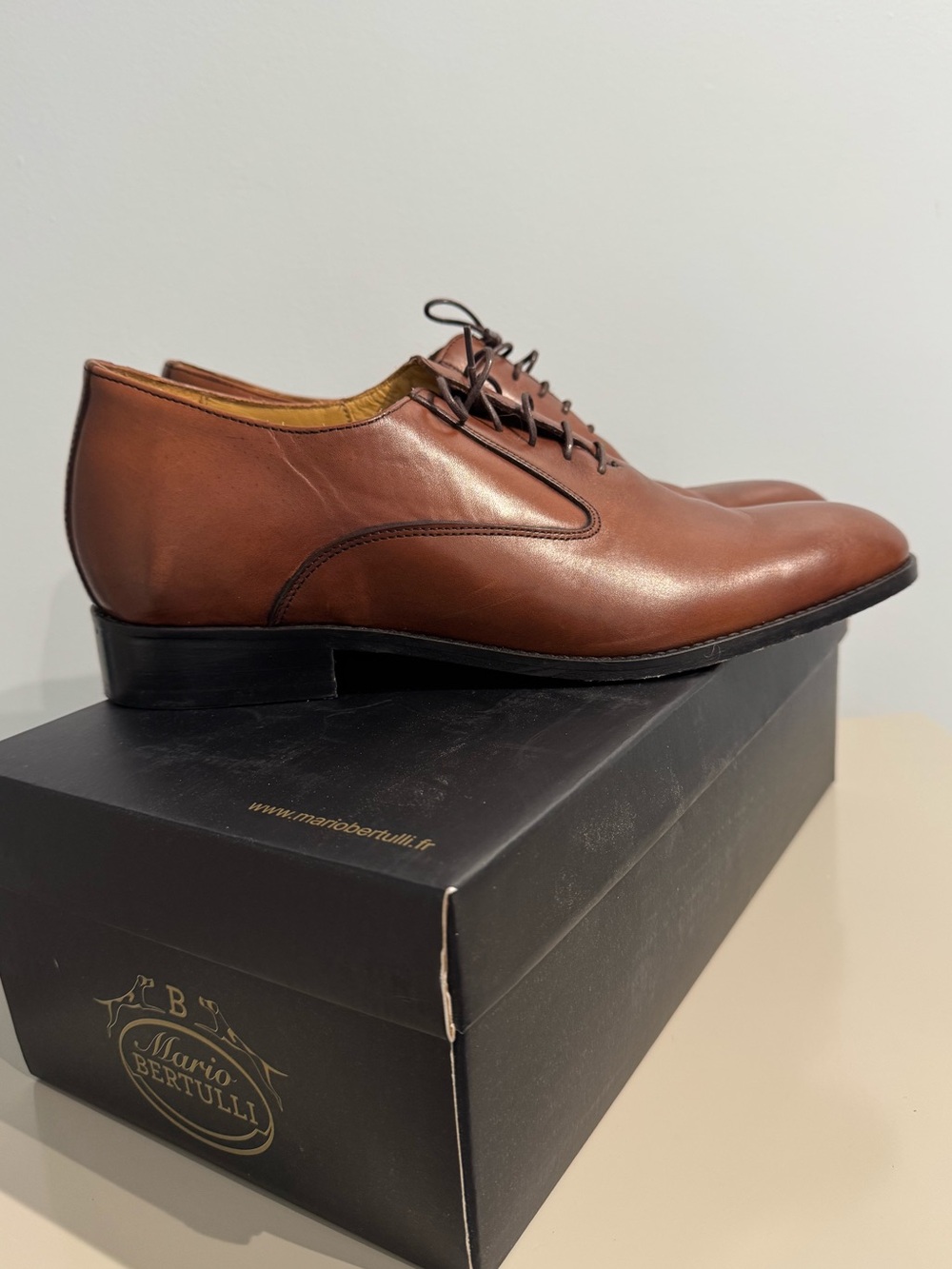 Men’s elevator dress shoe